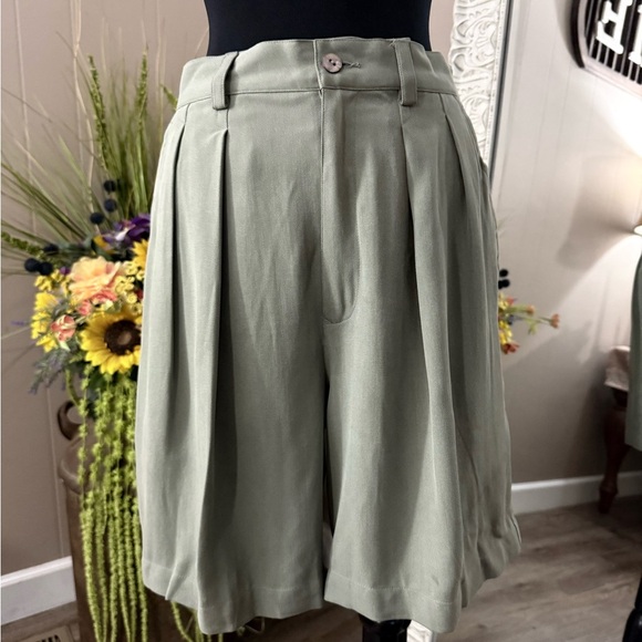 VTG Tommy Bahama • 100% Silk Long Line High Waisted Pleated Shorts - Picture 1 of 11